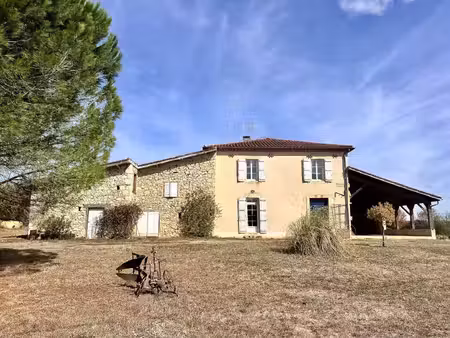 propriété en pierre  dépendances et garage