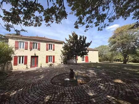belle demeure de charme avec vue  maisons d'amis et piscine