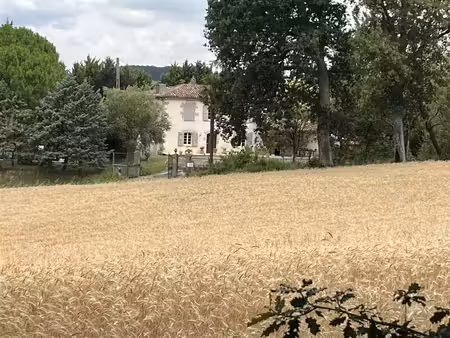belle ferme en pierre à la campagne gasconne