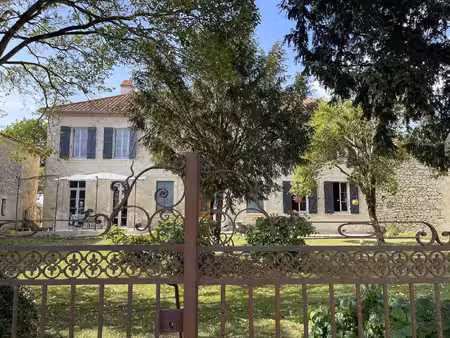 propriété de caractère rénovée avec piscine  dépendances sur terrain de plus d'un hectare