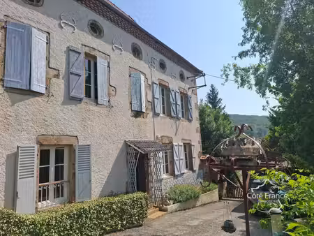 charmante maison de caractère avec un magnifique atelier  à 5 min. du centre de figeac...