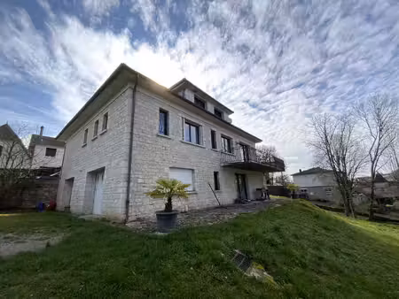 a vendre  gramat centre  maison d'habitation en pierres entièrement restaurée  5 chambres 