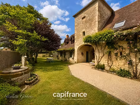 élégante demeure de caractère en pierre avec piscine  7 chambres et jardin clos  à deux...