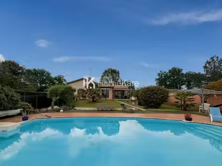 villa avec dépendances et piscine