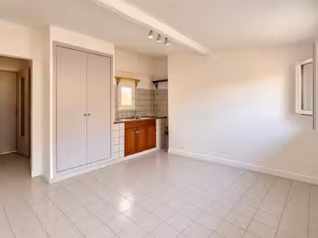 à louer nice – vieux-nice / préfecture – studio 19 m² - lumineux