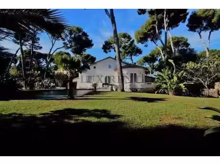 villa avec jardin plat et vue sur la mer au cap d'antibes