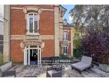 belle demeure familiale avec terrasses  garage et dépendance au fond du jardin