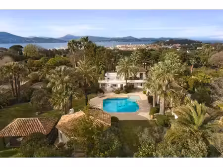 un cadre idéal  au calme  à proximité du centre de saint-tropez