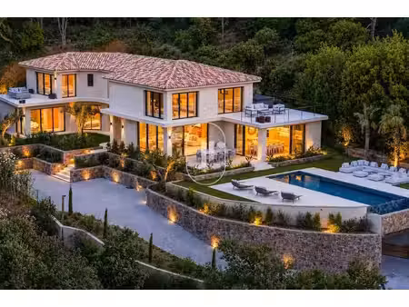 villa neuve d'exception avec vue panoramique sur le golfe de saint-tropez