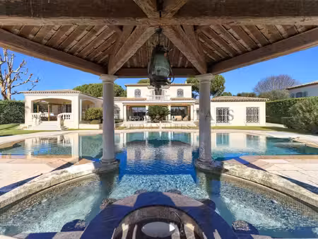 cap d'antibes  versant ouest  luxueuse villa dans un domaine fermé