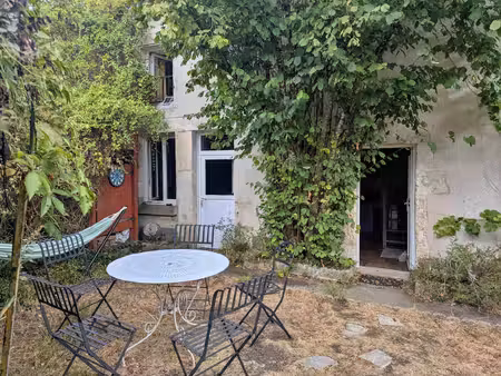 jolie maison de campagne avec jardinet et dépendances à merry