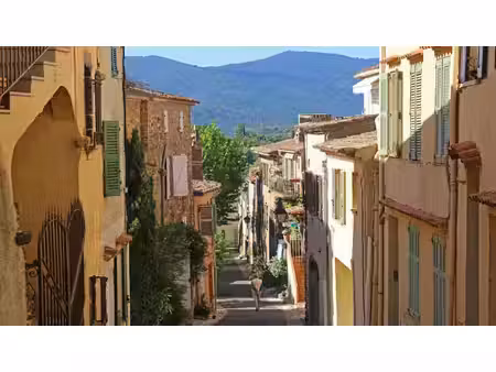 golfe de saint-tropez / dans un petit village typiquement proven