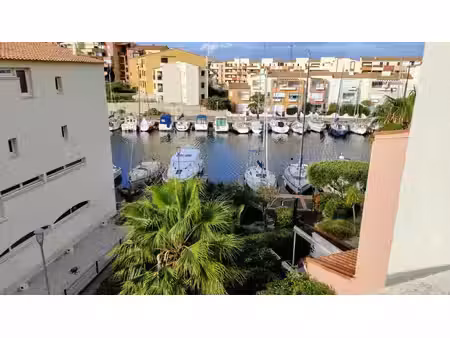 le cap d'agde : vue sur le chenal  studio avec cabine et terrasse  parking et piscine