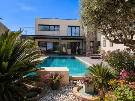 aups  superbe villa contemporaine avec piscine proche du village.