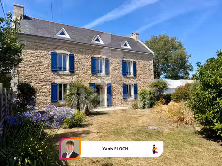 maison de maître en pierre à deux pas de la plage de tahiti à névez