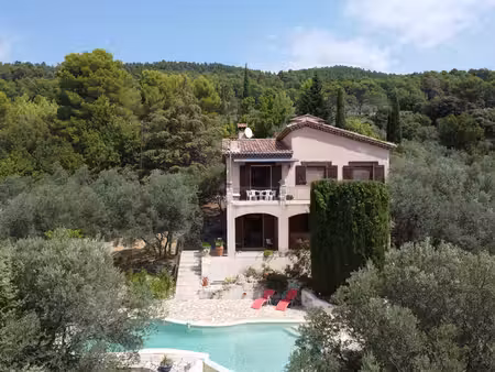 villa provençale avec vue panoramique  piscine à débordement  fort potentiel d'évolution .