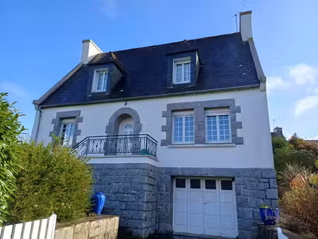 lanmeur coeur du bourg  maison quatre chambres avec sous sol total et jardin de 760 m2