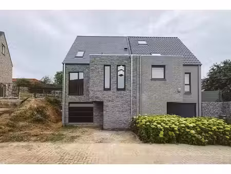dernière maison semi-ouverte neuve avec grenier aménageable