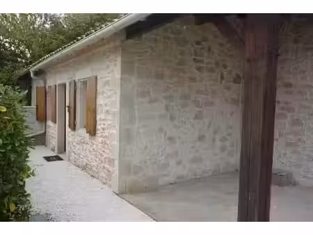 maison en pierre rénovée à proximité de toutes les commodités