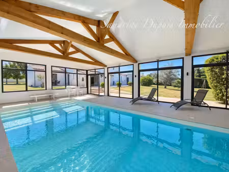 aux portes de saintes – propriété de caractère avec piscine intérieure chauffée