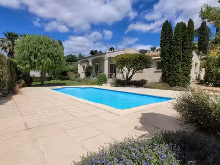 villa de plain-pied avec piscine et vue dégagée