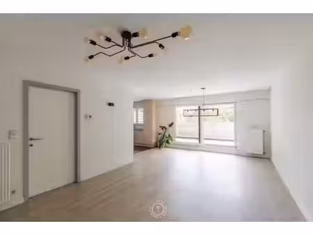 verzorgd 2 slaapkamer appartement met ruim terras en auto...
