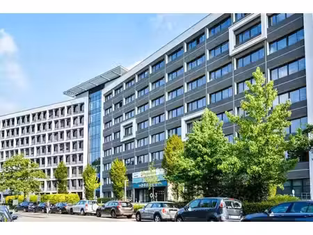 complexe de bureaux moderne à la périphérie de gand