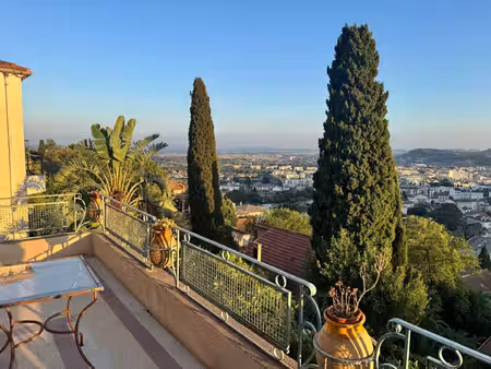charmante villa avec vue panoramique sur la méditerranée et sur le centre historique