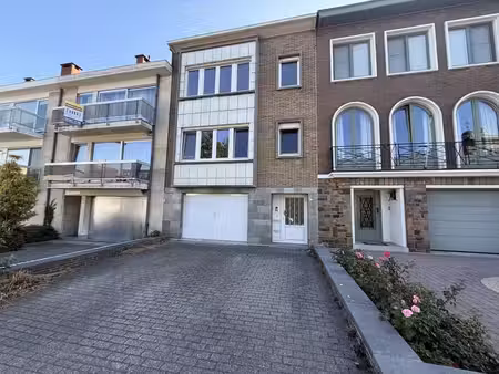 appartement de 2 chambres avec balcon et parking
