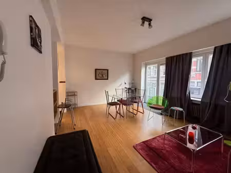place stéphanie! beau studio meuble