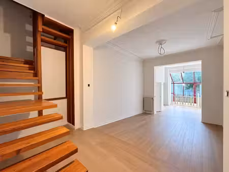 duplex de 3 chambres avec jardin fraichement rénové