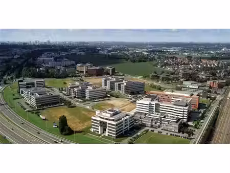 immeubles de bureaux entourés de verdure à diegem