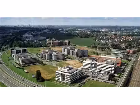 immeubles de bureaux entourés de verdure à diegem