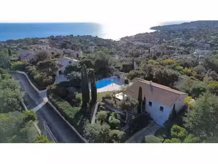 villa de plain-pied vue mer au fort potentiel sans vis-à-vis à saint aygulf