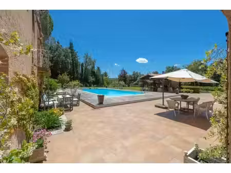 propriété exceptionnelle à 35 minutes d'aix-en-provence  dans un cadre résidentiel calme..