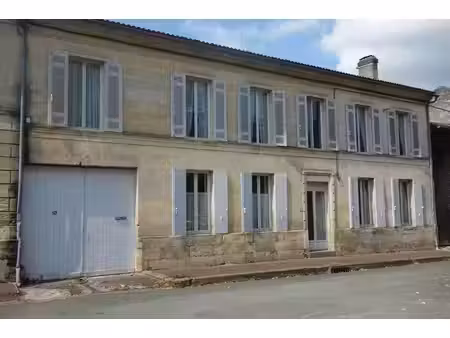 immeuble en pierre avec porche  jardin et dépendance