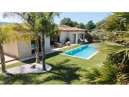 plan de la tour / villa de plain pied et a proximite immediate du village