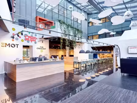 des bureaux avec un bel environnement vert