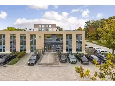 parc de bureaux le long du canal nete