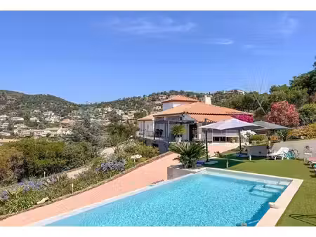 villa avec piscine et belle vue dégagée sur mer