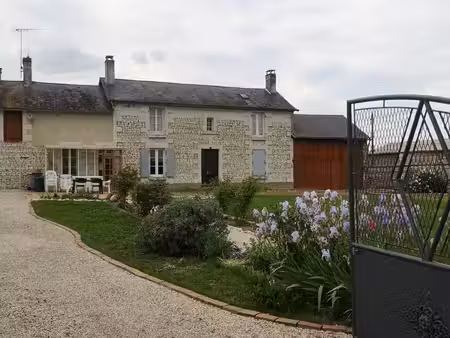 charmante maison en pierre à nueil-sous-faye