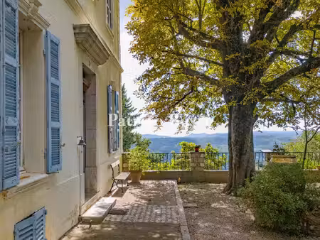 à montauroux  une demeure de mémoire en son grand jardin