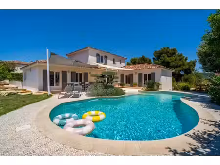 vente villa traversante de 7 pièces à le brusc  à 900 m du port  sur terrain paysager de 1