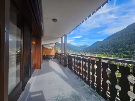 deux terrasses baignées de soleil et une vue grand angle sur la vallée à la...