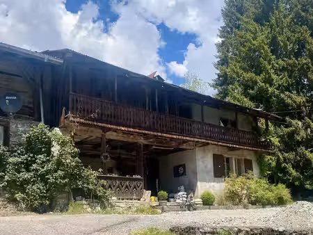 authentique ferme savoyarde offrant un remarquable potentiel de rénovation