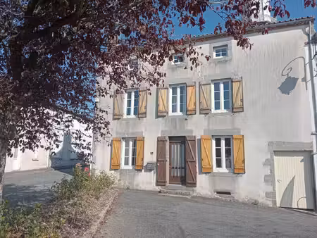 belle maison de village avec jardin clos de murs