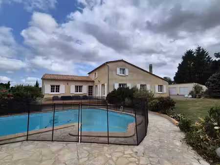 belle maison de 174 m2 avec dépendances  terrasses  piscine  jardin arboré et clôturé sur.