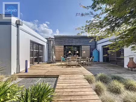 maison au design unique  en plein coeur de la campagne