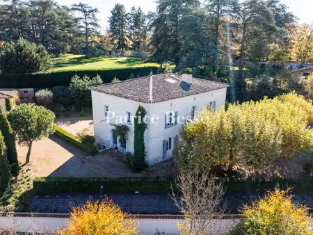 à 1 h de lyon  une maison de 300 m² et son parc de 3 000 m²