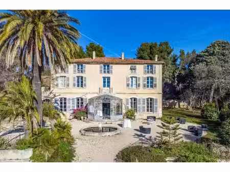 grande bastide avec terres agricoles près de toulon